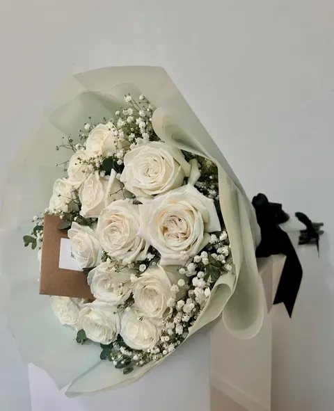 Elegant white rose bouquet with fresh white roses in a classic arrangement.