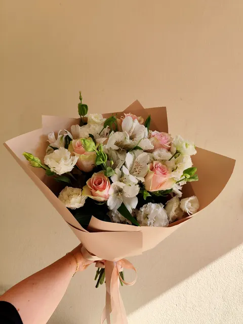 Luxury Rose & Alstroemeria Bouquet with fresh roses and alstroemerias – flower delivery in Nicosia, Cyprus.